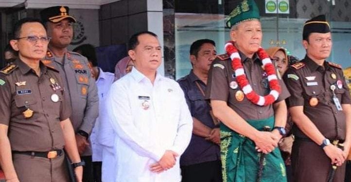 Bupati Labuhanbatu H Erik Adtrada Ritonga bersama Kejatisu Idianto.