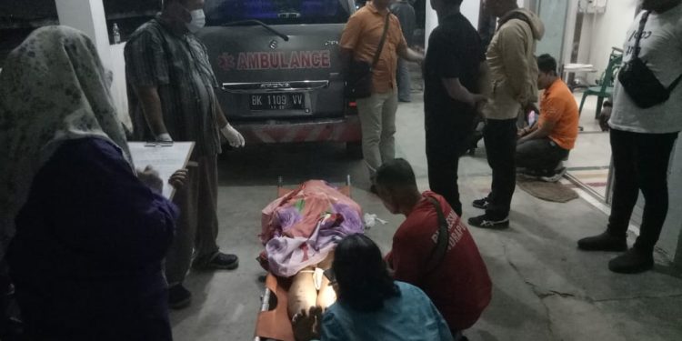 Jenazah terduga pencuri kambing saat dievakuasi