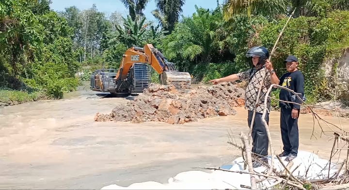 Warga di Kecamatan Meranti Asahan Perbaiki Tanggul Pecah di Sungai Silau Lama