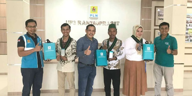 Pengurus HMI Cabang Labuhanbatu Raya saat bersilaturahmi ke Kantor PLN UP3 Rantauprapat. 