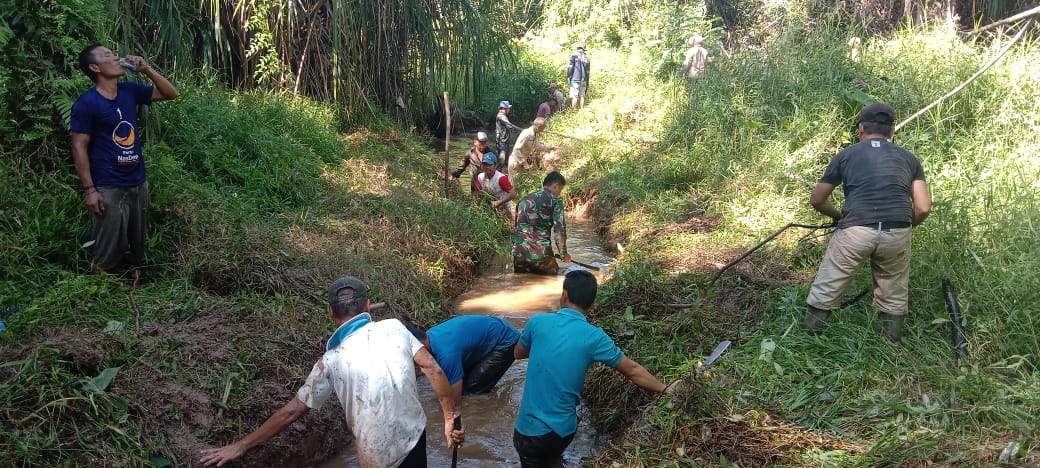 Babinsa Koramil 02/Sorkam, Serda Carly Hutabarat bersama warga bergotong royong membersihkan drainase di Desa Unte Mungkur IV, Kabupaten Tapteng. 