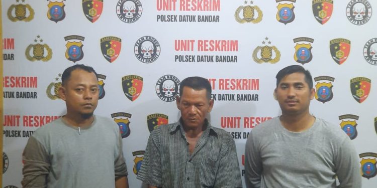 Tersangka yang membakar istrinya saat di kantor polisi.