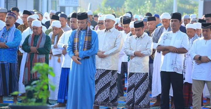 Bupati Labuhanbatu Utara, Hendriyanto Sitorus dan Wakil Bupati, Samsul Tanjung salat Ied Idul Adha di halaman SDN 1174 Tanjung Leidong, Kecamatan Kualuh Leidong, Kamis (29/6/2023). 