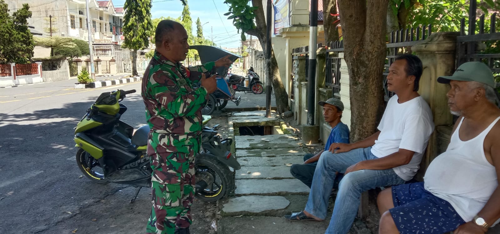 Babinsa Koramil 06/Kota, Serka Haramarada Panggabean mengingatkan warga untuk tetap menjaga kekondundusifan wilayah. Bertempat di Kelurahan Huta Tonga-tonga, Kota Sibolga. 