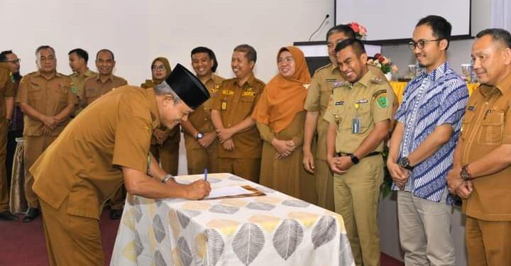 Kadis Kominfo, Drs. Sugeng menandatangani nota kesepakatan rencana aksi daerah kelapa sawit 