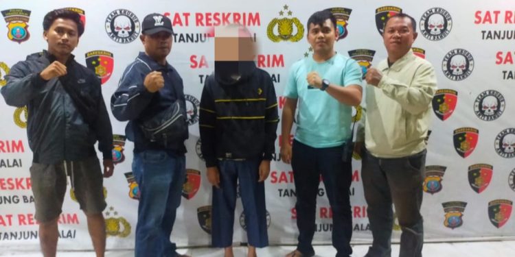 Tersangka saat di kantor polisi