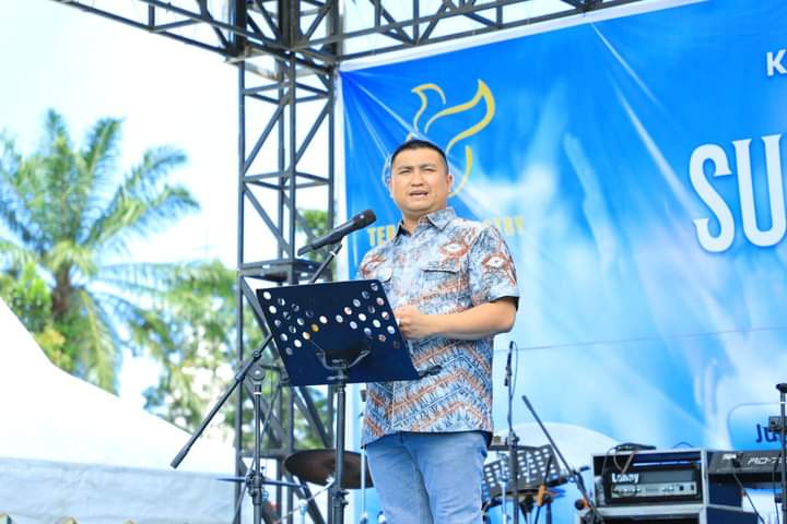 Bupati Labura, Hendriyanto Sitorus, memberikan kata sambutan pada acara KKR