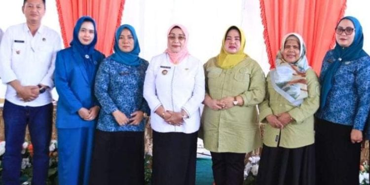 Wakil Bupati Labuhanbatu Hj Ellya Rosa Siregar SPd MM berfoto bersama pada kesempatan tersebut.