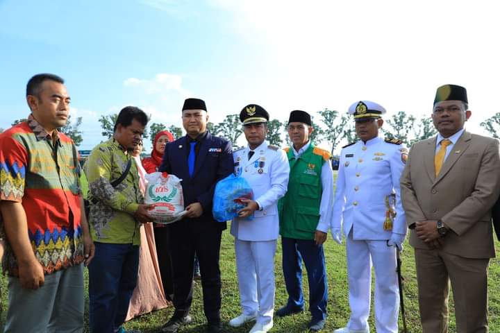 Bupati Labura, Hendriyanto Sitorus, dan Wakil Bupati Samsul Tanjung, memberikan bantuan kepada warga usai upacara penurunan Bendera Merah Putih, Kamis (17/8/2023)