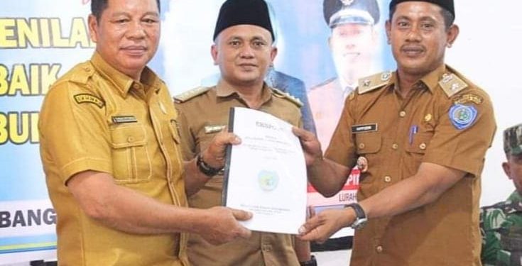 Staf Ahli Bupati Bidang Pemerintahan dan Kesra Turing Ritonga, ST. MM, (kiri). 