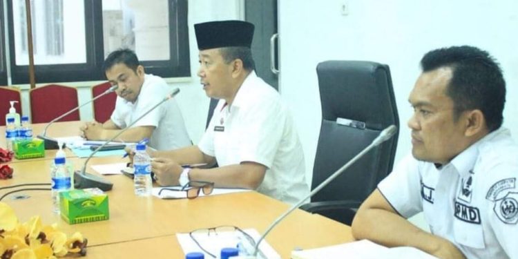 Asisten ll Bidang Perekonomian dan Pembangunan Setdakab Labuhanbatu Drs. Ikramsyah Putra Nasution (tengah). 