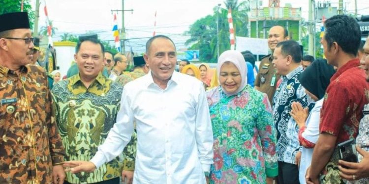 Gubernur Sumatera Utara Edy Rahmayadi (baju putih) saat berkunjung ke rumah Dinas Bupati Labuhanbatu.