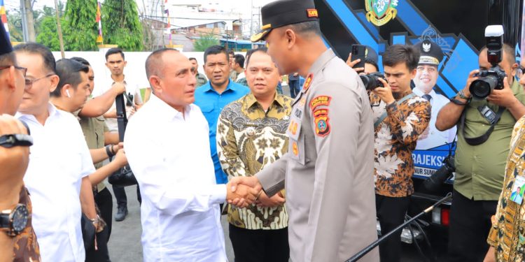 Kapolres Labuhanbatu AKBP James H Hutajulu saat menyambut kedatangan Gubernur Sumatera Utara Edy Rahmayadi.