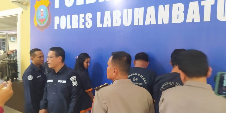 Polisi saat melakukan konferensi pers kepada sejumlah wartawan dengan menunjukkan pelaku dan sejumlah barang bukti. 