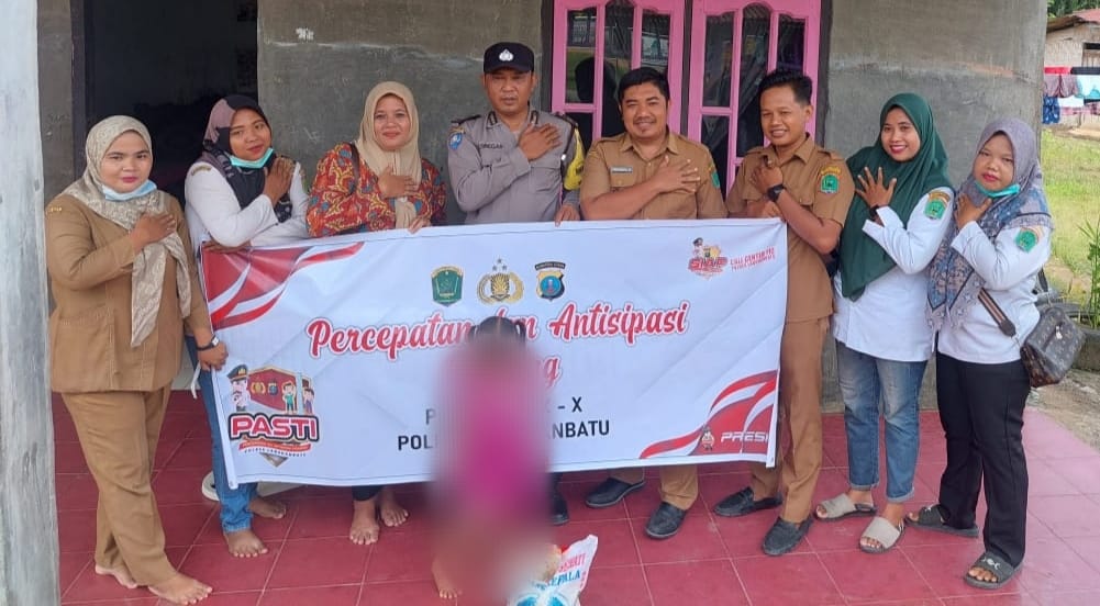 Salahsatu Bhabinkamtibmas berfoto bersama saat kunjungan ke rumah warga dalam program pencegahan Stunting. 