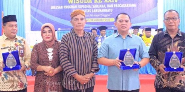 Bupati Labuhanbatu H Erik Adtrada Ritonga saat berfoto bersama seusai acara.