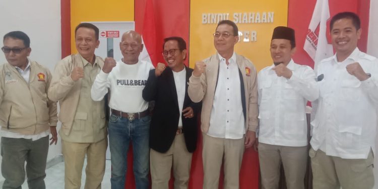 Ketua Partai Gerindra Provinsi Sumatera Utara Gus Irawan Pasaribu (tiga dari kanan), Bindu Siahaan (jaket hutam) bersama pengurus DPC Gerindra Labuhanbatu. 