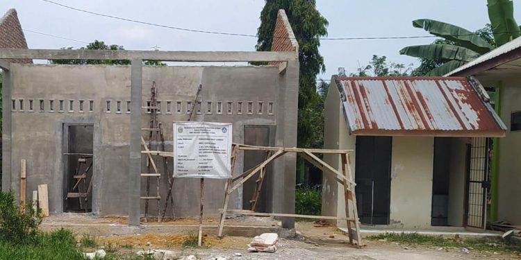 Proyek pembangunan toilet yang bersumber dari DAK TA 2023 di SMKN 3 Labuhanbatu.