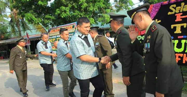 Bupati Labura, Hendriyanto Sitorus, memberikan nasi tumpeng kepada Dandim 0209 Labuhanbatu, Letkol Inf. Muhammad Faisal Rangkuty, S.IP, M.IP, di HUT TNI ke 78