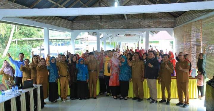 Bupati Labura, Hendriyanto Sitorus, berswa foto dengan peserta usai menghadiri acara operasional DASHAT (Dapur Sehat Atasi Stunting) di Desa Babussalam Kecamatan Marbau, Selasa (31/10/2023). 