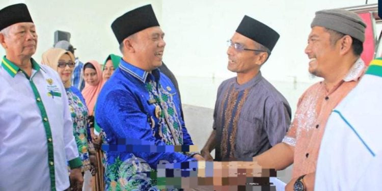 Bupati Labuhanbatu H Erik Adtrada Ritonga (baju batik biru).