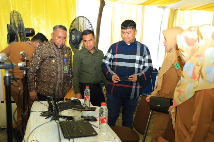 Bupati Labura, Hendriyanto Sitorus, Wakil Bupati, H Samsul Tanjung dan Sekdakab H M Suib memberikan semangat kepada peserta ujian PPPK.