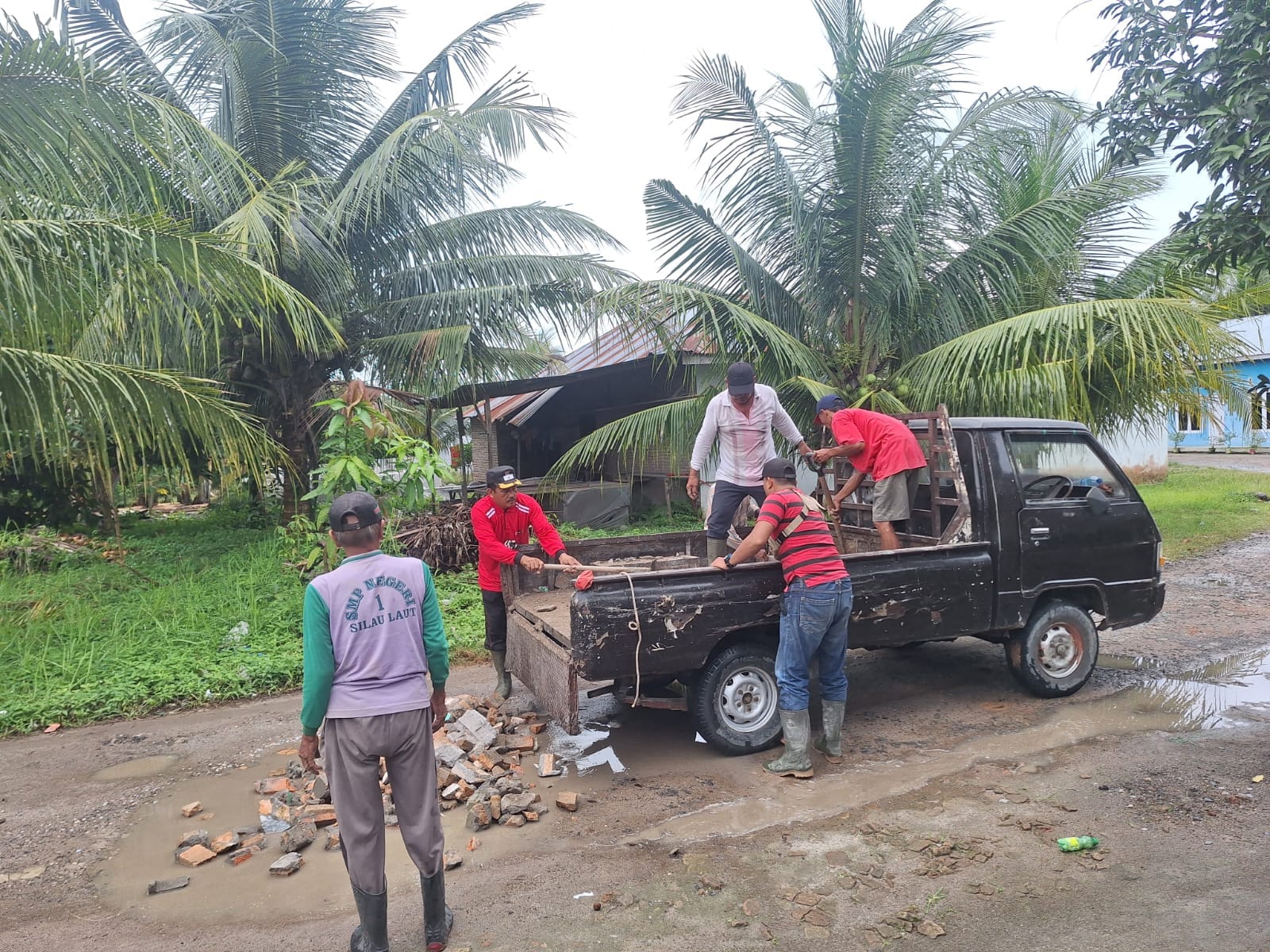 Kepala Desa Sei Beluru Ajak Warga Gotong Royong Perbaiki Jalan Rusak