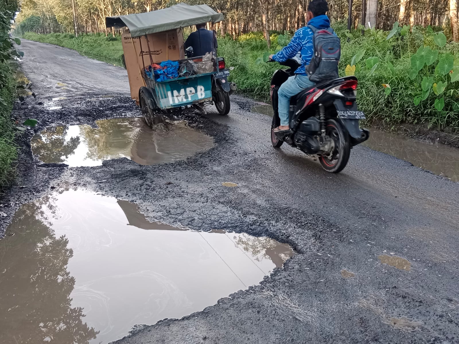 Jalan rusak, Warga di Kecamatan Meranti, Rawang dan Bandar Pulau Kecewa dengan 4 Anggota DPRD Asahan