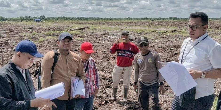 Petugas PN Rantauprapat (pakai kacamata) saat melaksanakan sidang lapangan di atas lahan bersengketa. 