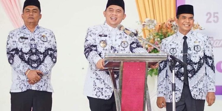 Bupati Labuhanbatu H Erik Adtrada Ritonga (tengah), Kadis Pendidikan Labuhanbatu Asrol Azis Lubis SE (kiri). 