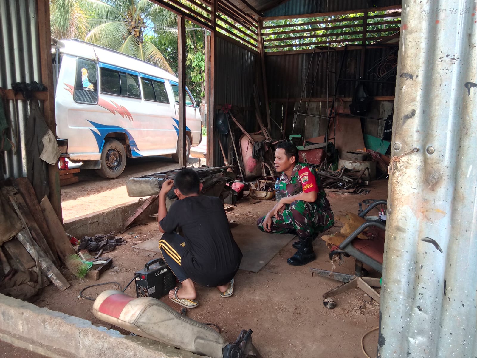 Babinsa Koramil 06/Kota, Sertu Roy Sihombing saat mendampingi Pelaku Usaha mengelas kap mobil di Bengkel Las yang berlokasi di Kelurahan Kota Beringin, Kota Sibolga. 