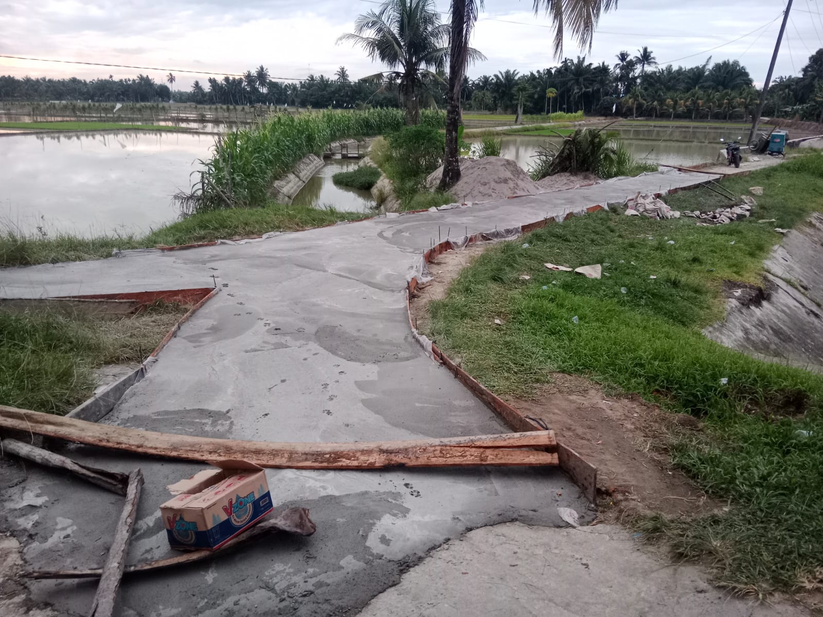 Kades Pondok Bungur Asahan Berjanji Plank Proyek Jalan Seger Dipasang 