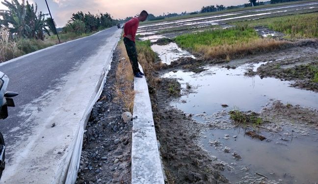 Tembok penahan tanah yang menurut nainggolan baru selesai dikerjakan namun sudah mengalami kerusakan dan bakal roboh. foto: edi surya