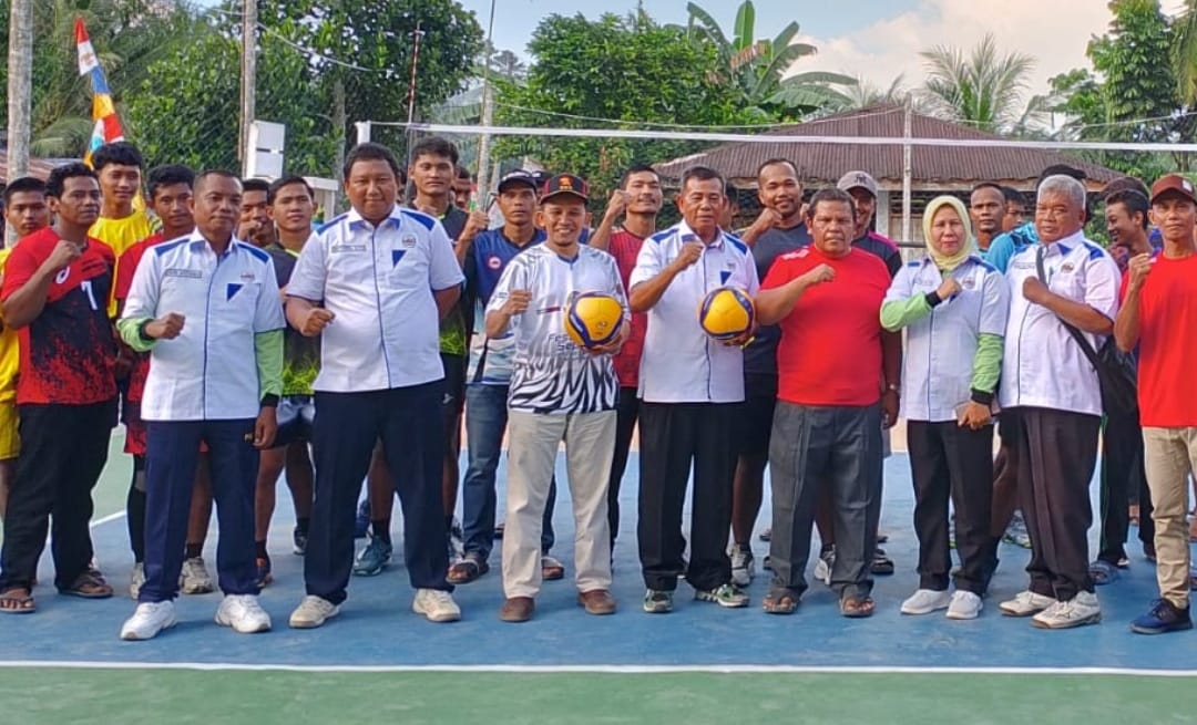 Wakil Ketua DPRD Labuhanbatu Abdul Karim Hasibuan, SH MH (tengah) pada saat pembukaan kegiatan turnamen.