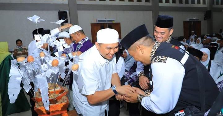 Bupati Labura, Hendriyanto Sitorus menyalam sekaligus memberikan ucapan selamat menunaikan ibadah haji kepada calon haji kloter 7 yang akan berangkat.