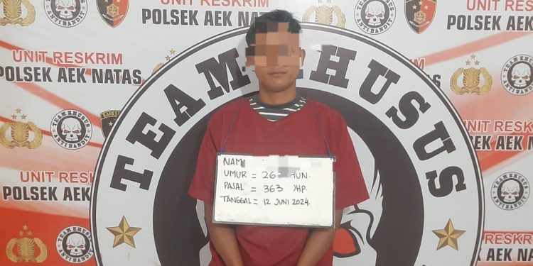 Tersangka pencuri pupuk saat di kantor polisi.