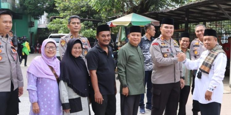 Kapolres Labuhanbatu AKBP James H Hutajulu SIK SH MH MIK saat menyerahkan hewan kurban kepada masyarakat.