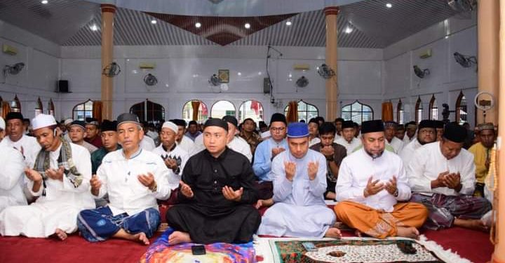 Bupati Labura, Hendriyanto Sitorus sholat Hari Raya Idul Adha 1445 H di Masjid Baiturrahman, Kelurahan Kampung Masjid