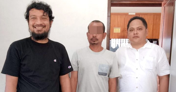 Pelaku pengeroyokan, HTS diapit Personil Polsek Siantar Selatan.