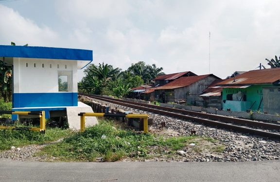 Bangunan Pos Jaga perlintasan KA yang sudah lama selesai dibangun namun belum difungsikan.
foto: edi surya