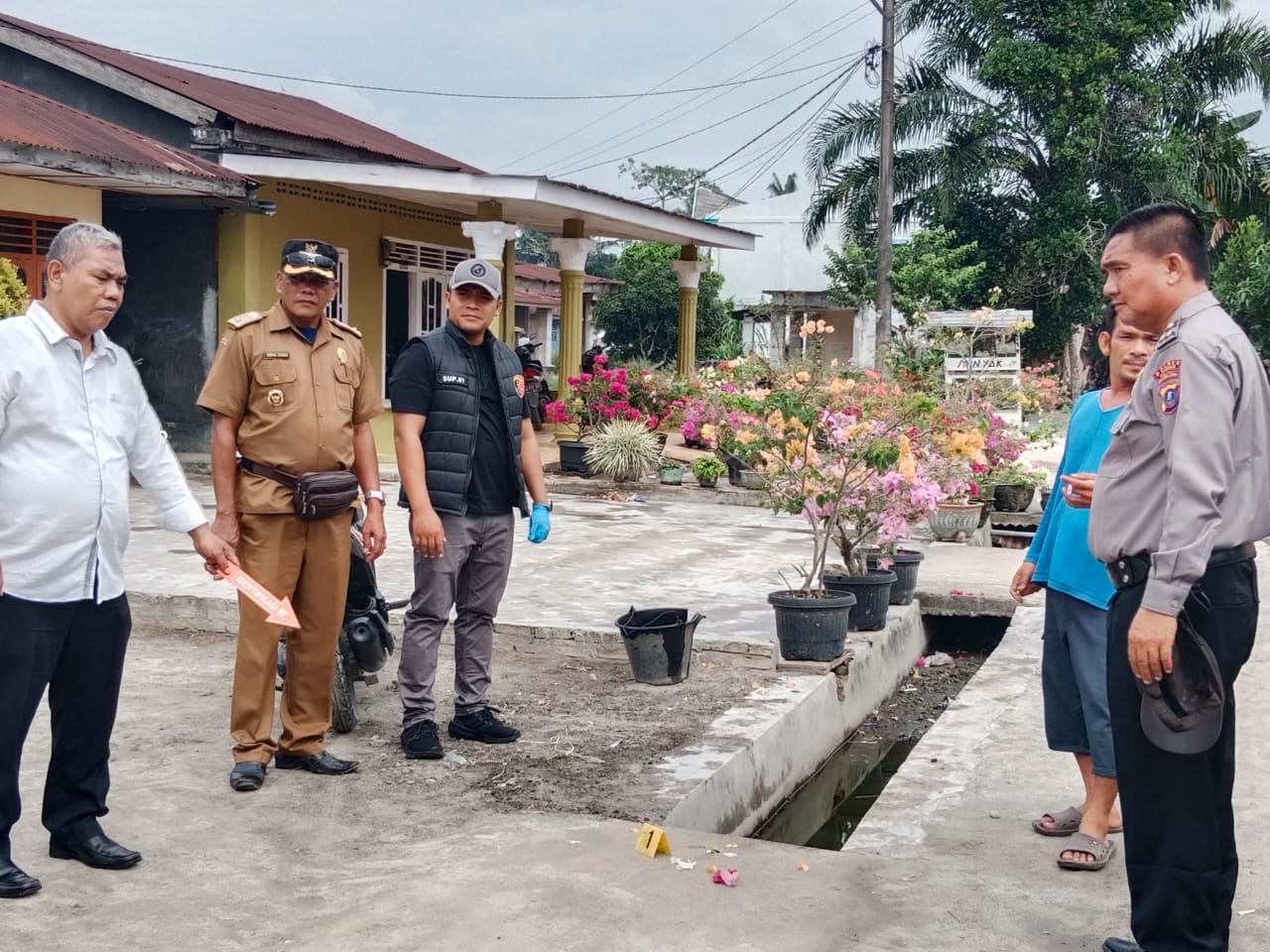 Polisi melakukan olah TKP.