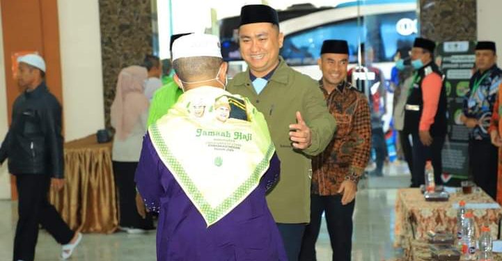 Bupati Labura, Hendriyanto Sitorus menyambut kedatangan jamaah haji asal Labura di asrama haji, Medan, Senin (1/7/2024)