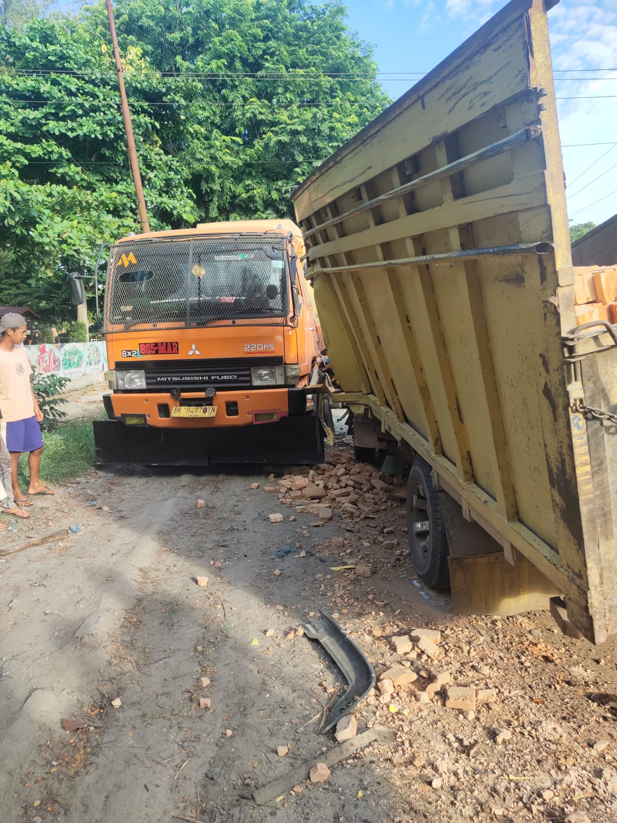 Lakalantas di Asahan,  Truk Hantam Tangki