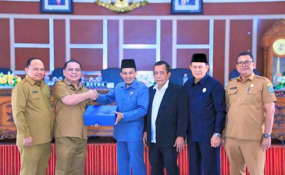 Sekdakab Labuhanbatu Ir Hasan Heri Rambe saat memberikan nota keuangan.