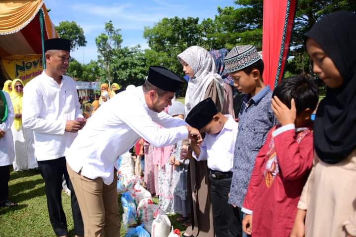 Wakil Bupati Labura, H. Samsul Tanjung, memberikan tali asih.