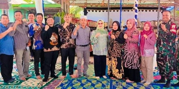 Plt Bupati Labuhanbatu Hj Ellya Rosa Siregar (tengah) saat hadir pada acara pertunjukan wayang kulit.