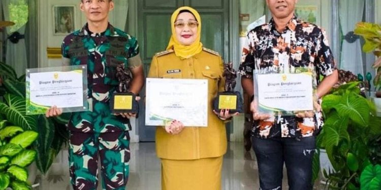 Plt Bupati Labuhanbatu Hj Ellya Rosa Siregar (tengah).