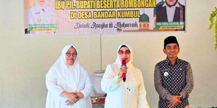 Plt Bupati Labuhanbatu Hj Ellya Rosa Siregar SPd MM (tengah)