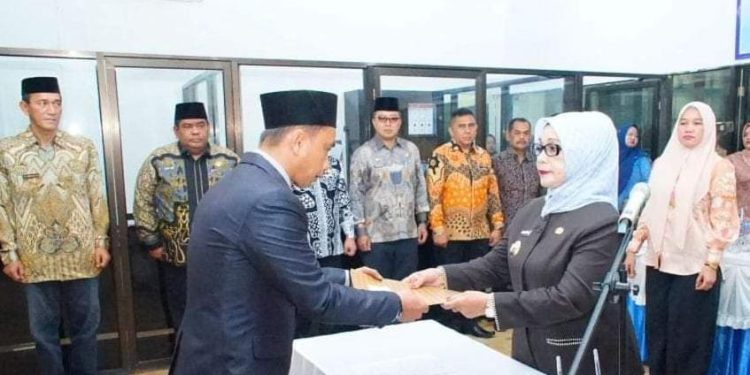 Plt Bupati Labuhanbatu Hj Ellya Rosa Siregar saat melantik Dirut PUDAM Labuhanbatu.