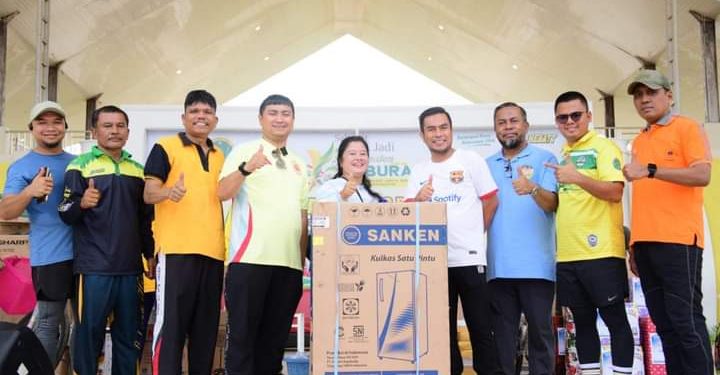 Peserta jalan santai mendapat hadiah door prize kulkas